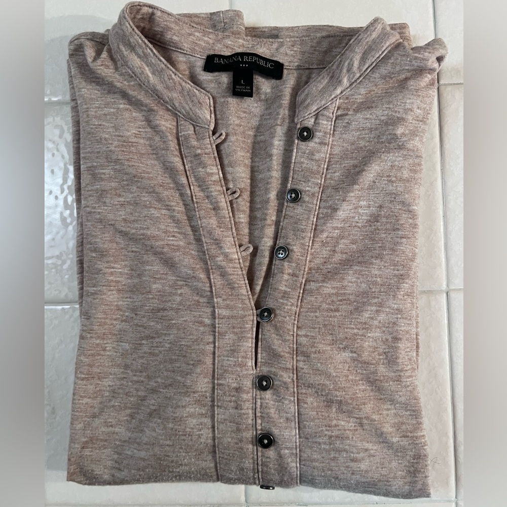 Banana Republic Heather Beige Oatmeal Henley Shirt Eyelet button closures Sz L